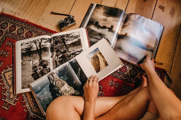 Open fotoboek op tafel